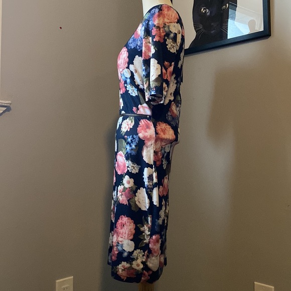 Forever 21 Floral Dress with Zipper detail - Picture 3 of 6